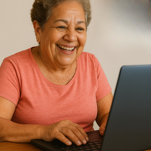 Adulta mayor sonriendo mientras recibe ayuda tecnológica por teléfono en Puerto Rico